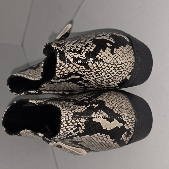 Arizona Jean Co. Galen Ankle Booties Memory Foam Snake Animal Print Size 9.5 - Picture 3 of 16